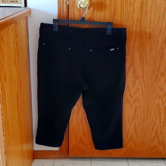 Reitmans Petite Black Jean Capri - Picture 2 of 3